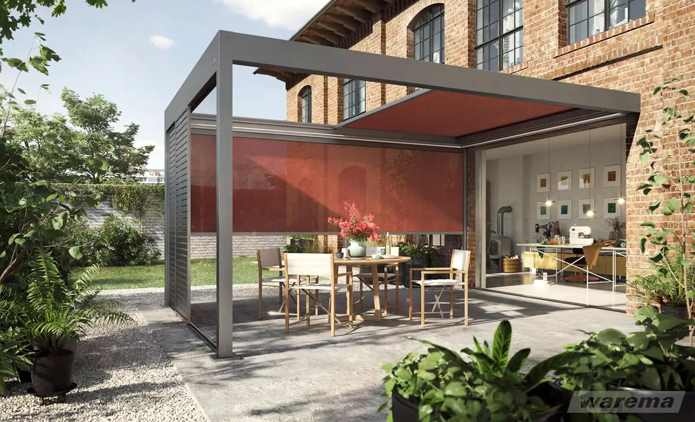 Moderne Terrassenüberdachung mit roten Rollladen