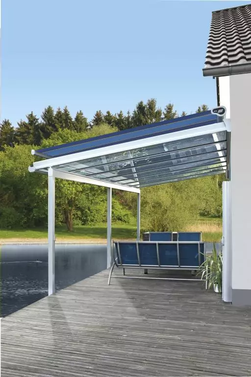 Terrassendach für Mühlheim an schönem Seegrundstück mit vielen Glaselementen auf hölzener Terrasse