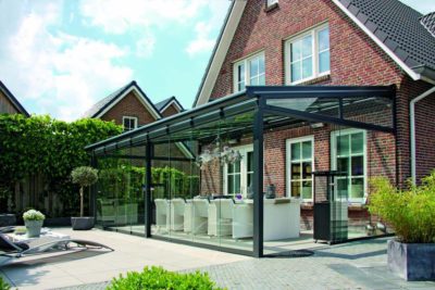 Terrassenüberdachung in Gelnhausen an Backstienhaus mit modernem Terrassendach aus Glas